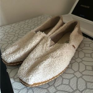 Toms Sherpa shoes-women’s size 9 -NWOT